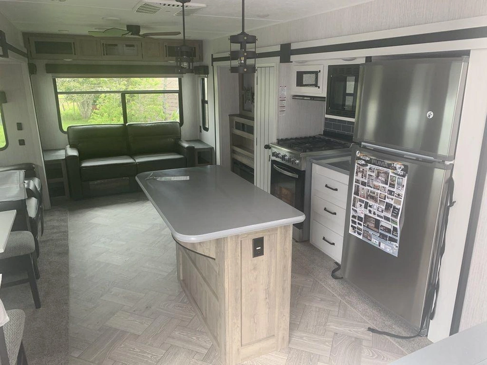 2023 Palomino Puma Destination 38rlq alt