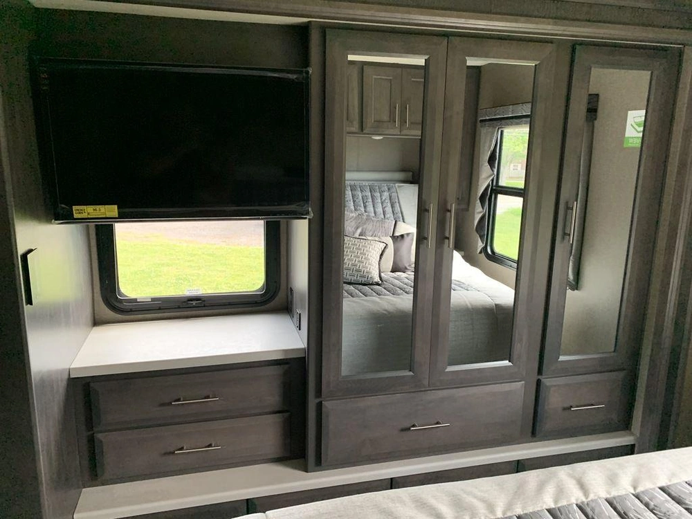 2022 Thor Motor Coach Miramar 35.2 alt