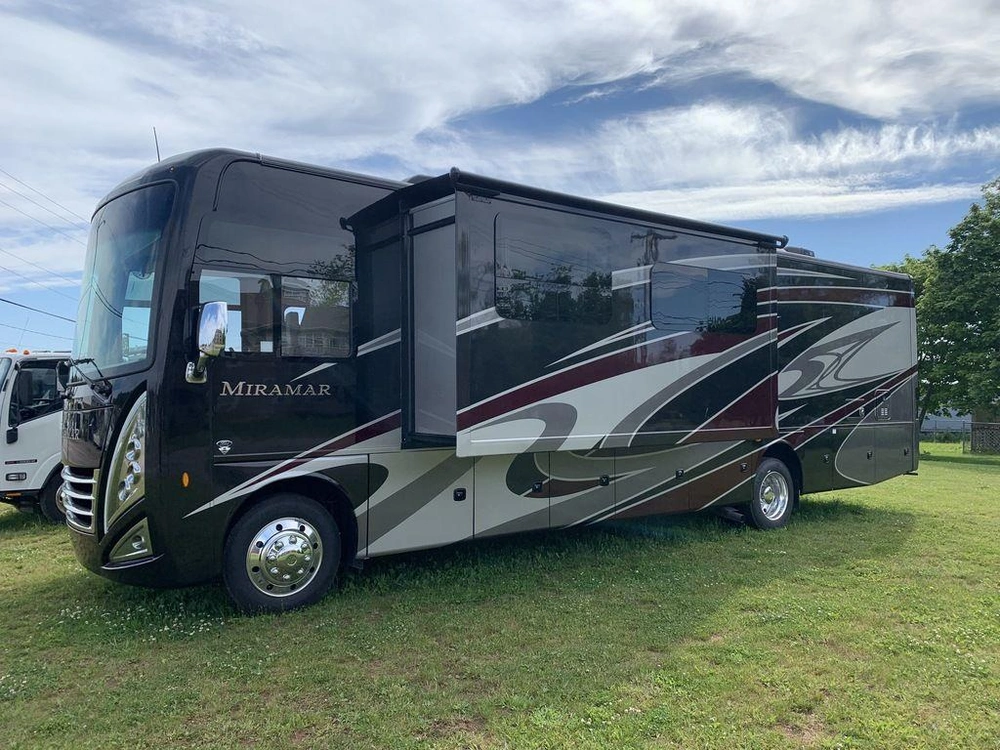 2022 Thor Motor Coach Miramar 35.2 alt