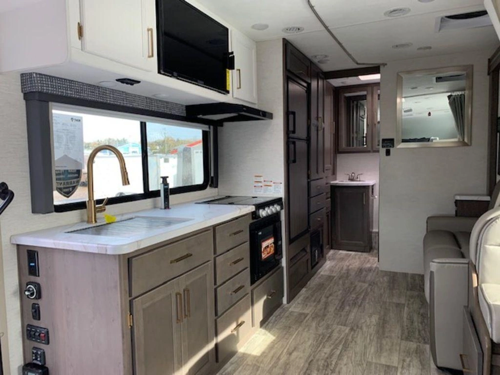2024 Thor Motor Coach 24lt alt