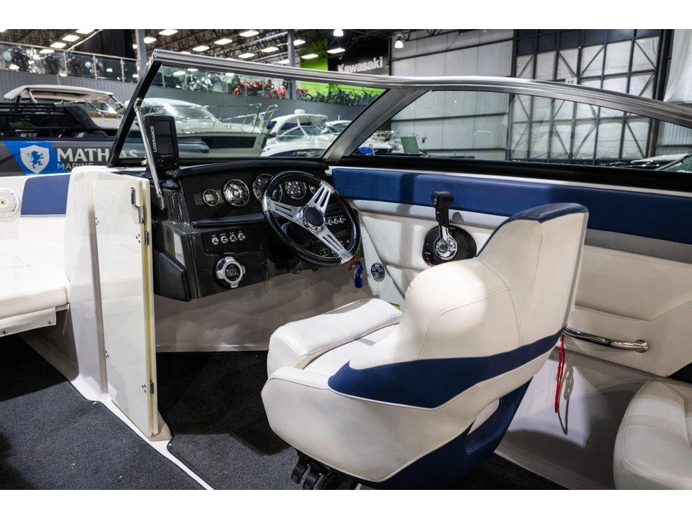 2012 Four Winns 230 Horizon alt