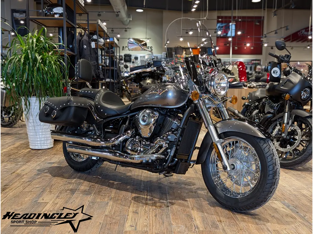 2026 Kawasaki Vulcan 900 Classic LT // Metallic Graphite Gray/Metallic Spark Black 