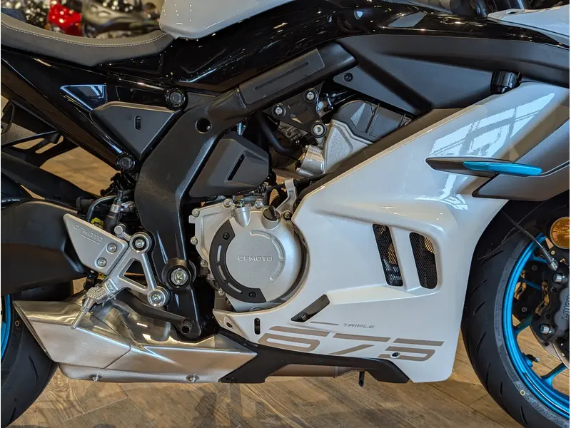 2026 CFMOTO 675SS // Nebula White thumbnail 6