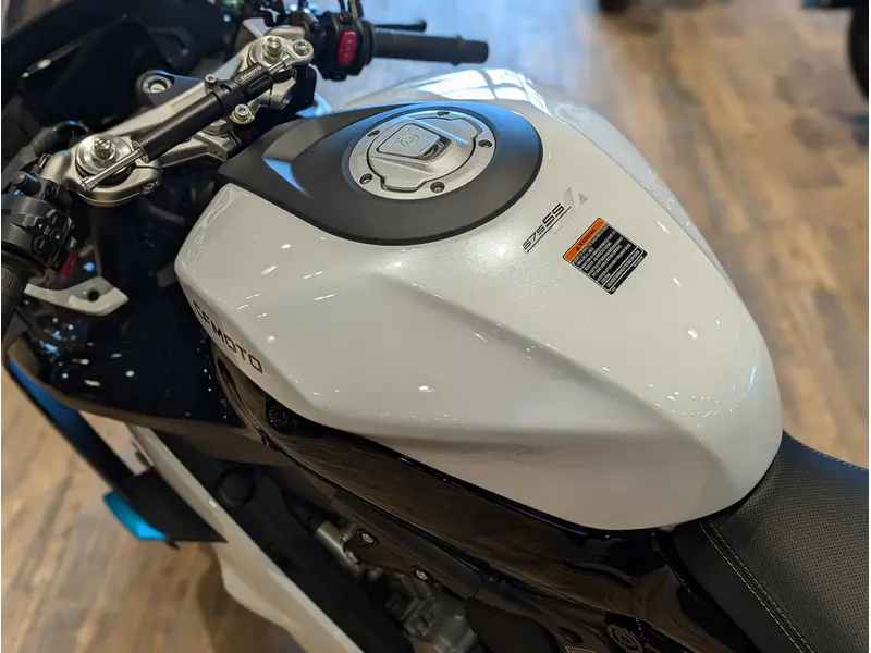 2026 CFMOTO 675SS // Nebula White thumbnail 9