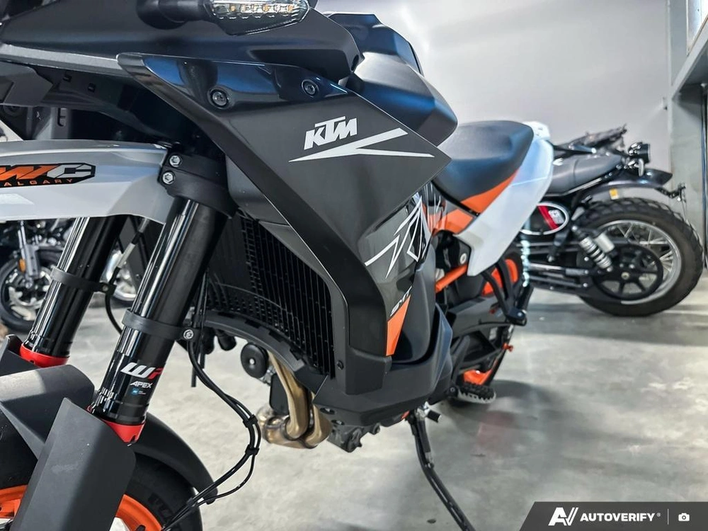2024 Ktm 890 Smt alt