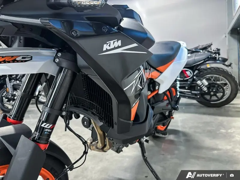 2024 KTM 890 SMT thumbnail 15