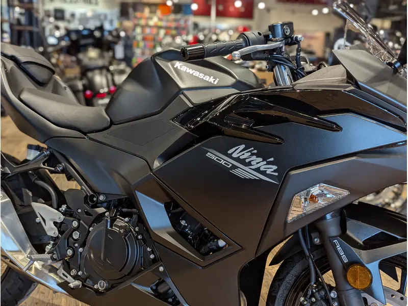 2026 Kawasaki Ninja 500 // Metallic Flat Spark Black/Metallic Spark Black thumbnail 7