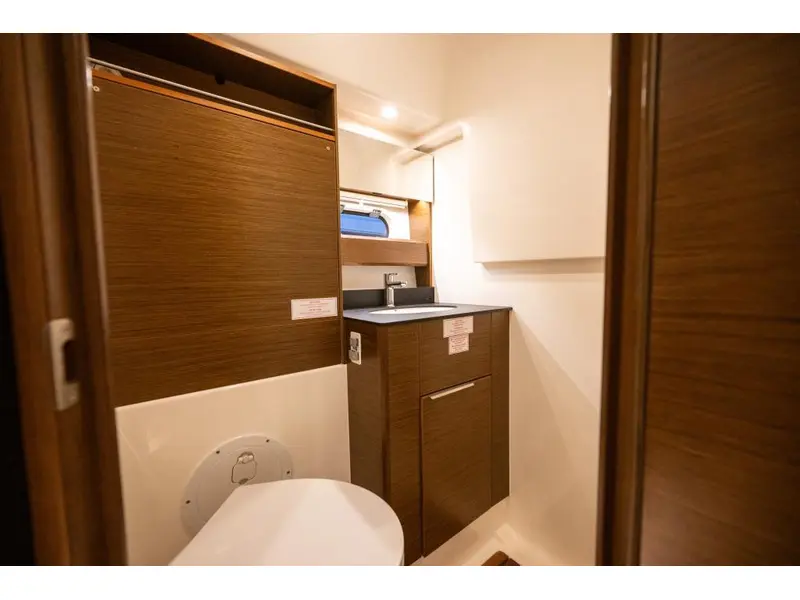 2018 Bavaria Motoryachts S33 HT VOLVO D3-220 thumbnail 16