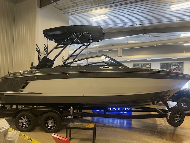 2026 Cobalt Boats R4 Surf alt