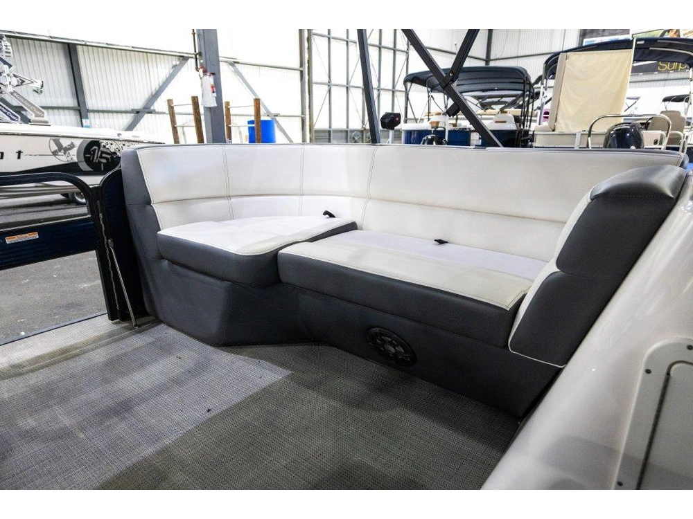 Manitou 22 Aurora Le Angler Merc 115 2022 alt