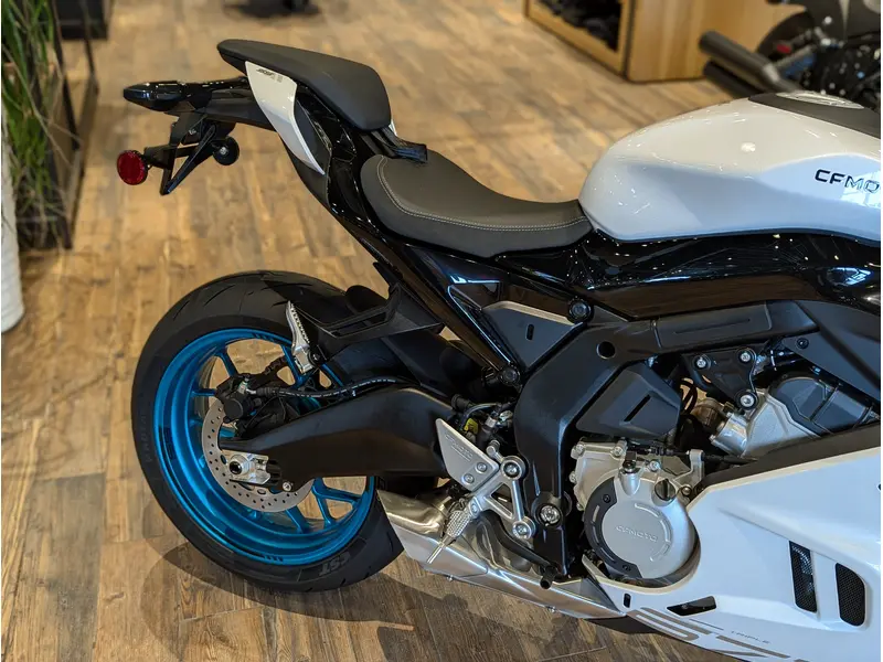 2026 CFMOTO 675SS // Nebula White thumbnail 10