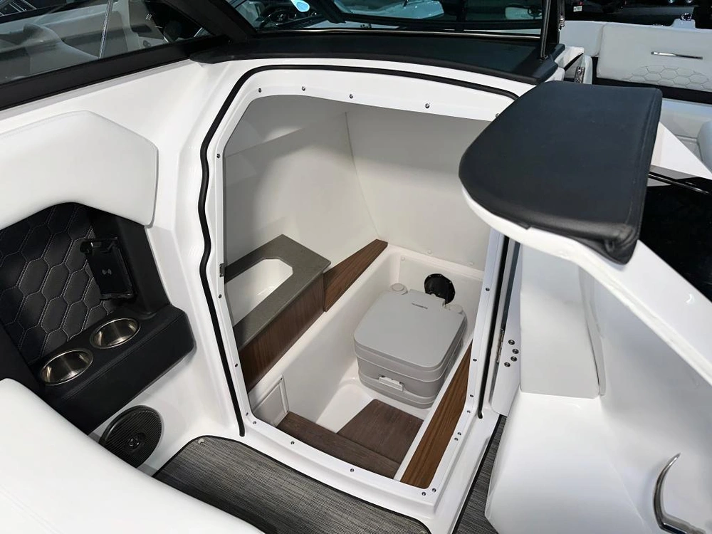 Four Winns H6 Mercruiser 6.2l / Bravo 3 - Demo 2025 alt