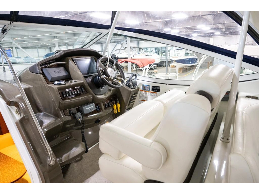 Cruisers Yachts 350 Express 2012 alt