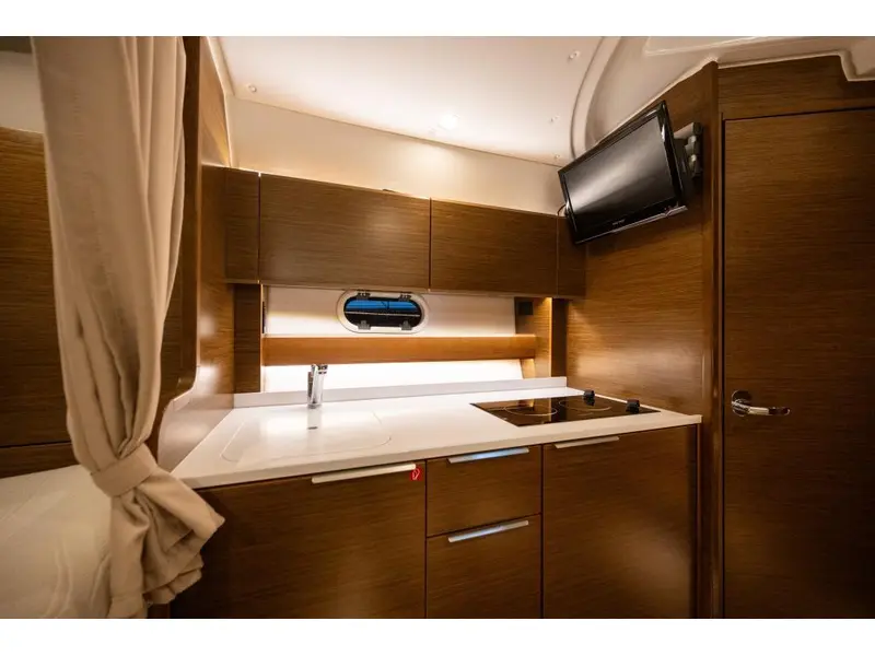 2018 Bavaria Motoryachts S33 HT VOLVO D3-220 thumbnail 15