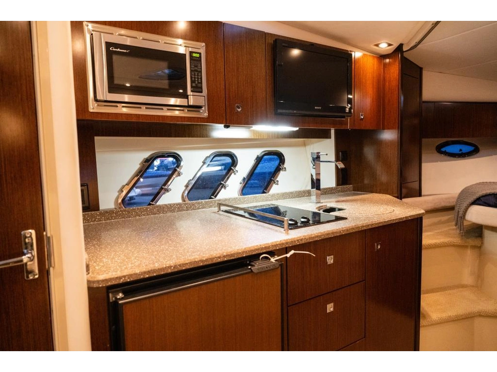 Cruisers Yachts 350 Express 2012 alt