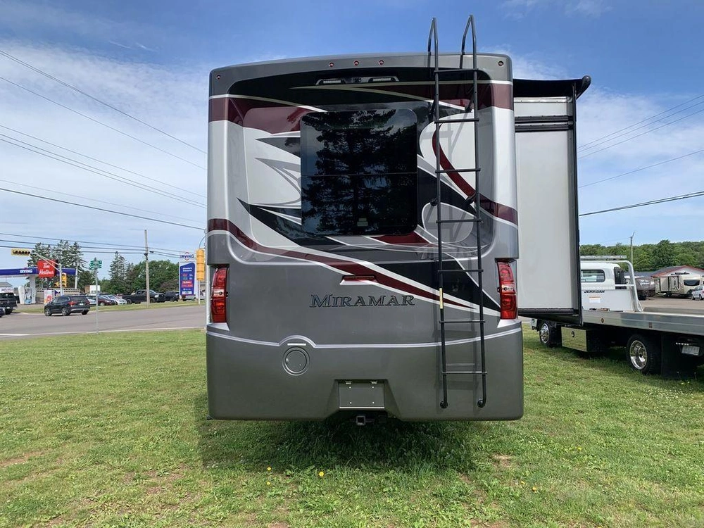 2022 Thor Motor Coach Miramar 35.2 alt
