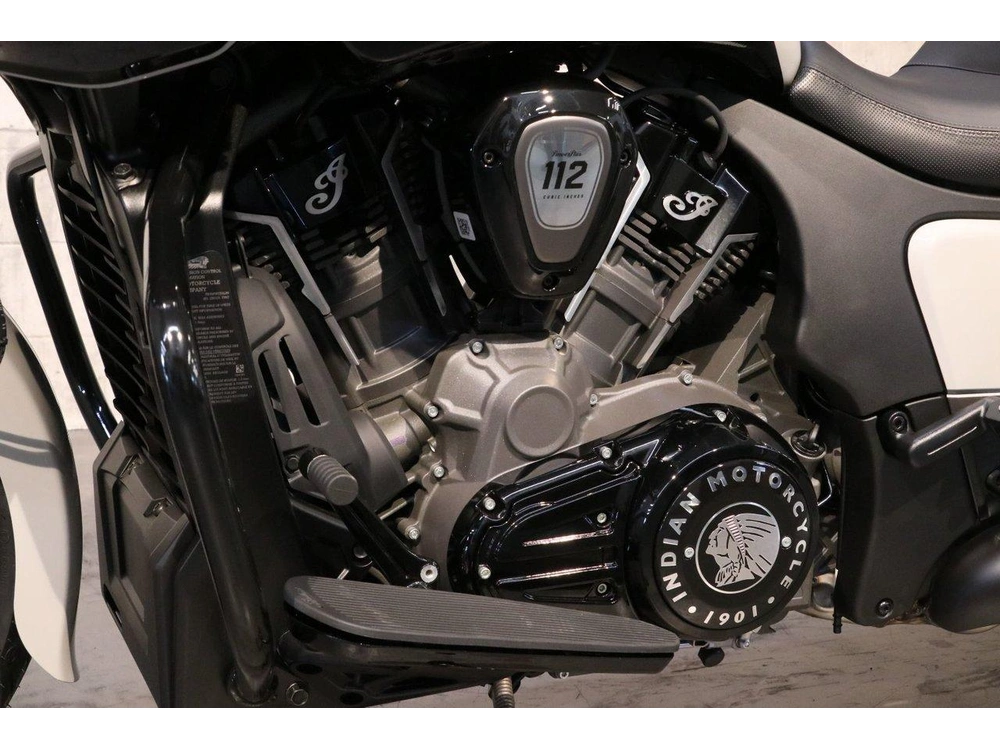 Indian Motorcycle Indian Challenger Dark Horse +112 & Powerband Audio 2026 alt