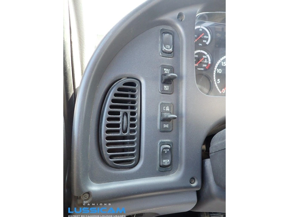 2013 Freightliner M2106