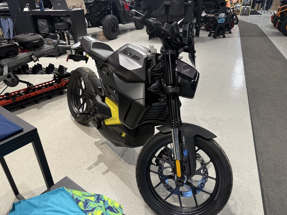 2025 Can-am J9se alt
