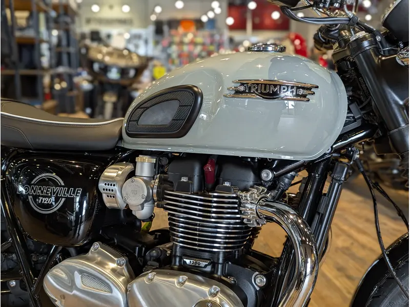 Triumph Bonneville T120 // Stone Grey 2026