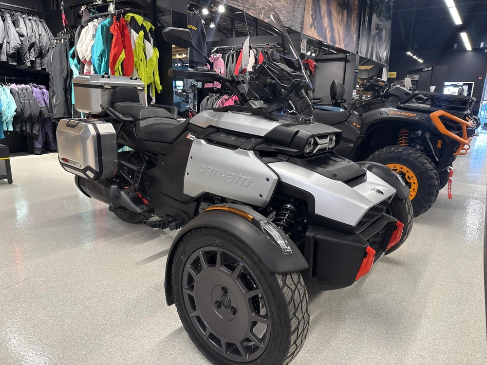 2025 Can-am J2sa alt