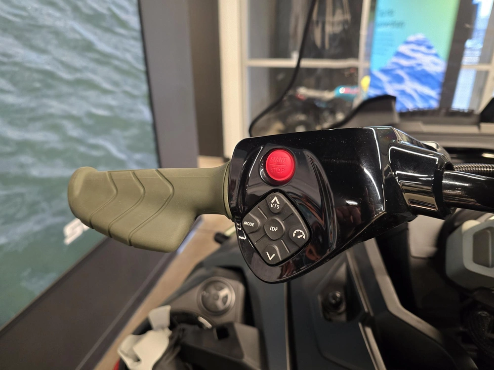 2025 Brp Fishpro Apex 300 alt