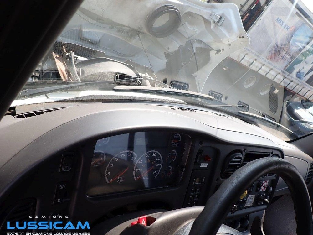 2013 Freightliner M2106