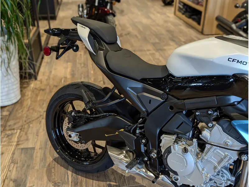 2026 CFMOTO 675NK // Glacier White thumbnail 10