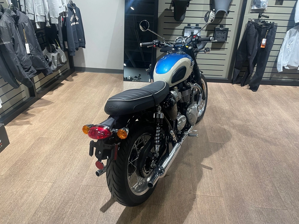 2026 Triumph Boneville T120 - Aegan Blue/new Eng White alt
