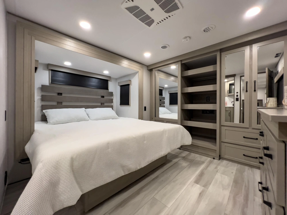 2024 Grand Design Momentum 381ms alt