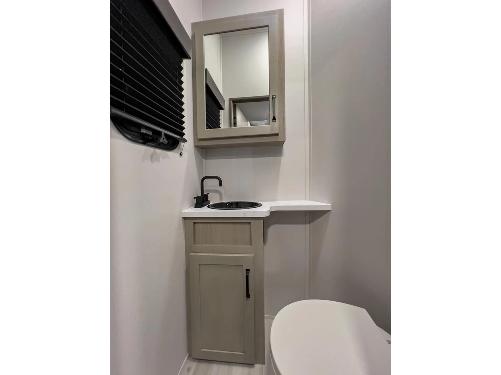 2024 Grand Design Momentum 381ms alt