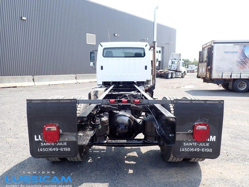 2013 Freightliner M2106