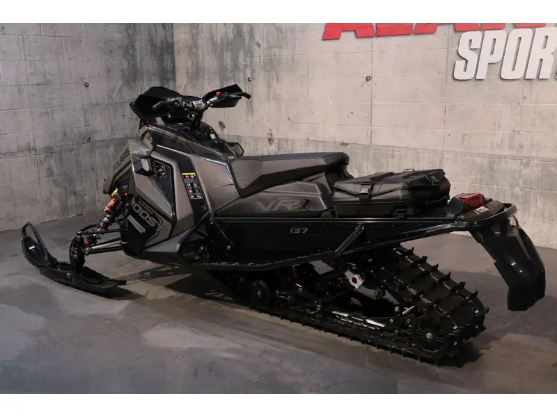 Polaris PATRIOT BOOST INDY VR1 DYNAMIX 137 DEMO 2025