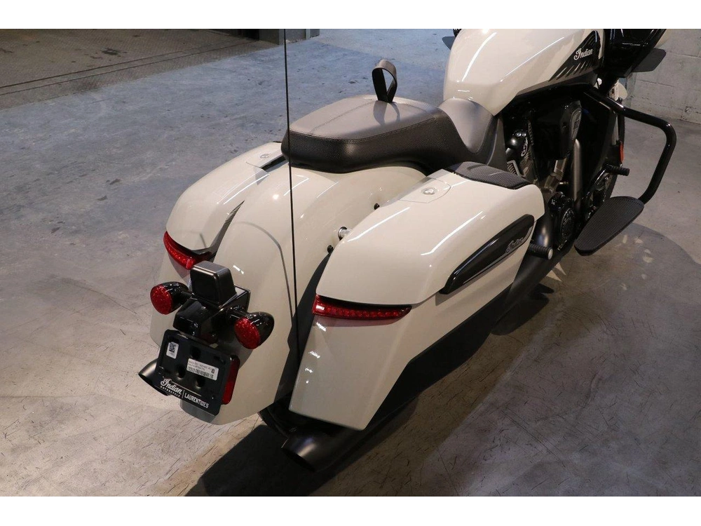 Indian Motorcycle Indian Challenger Dark Horse +112 & Powerband Audio 2026 alt