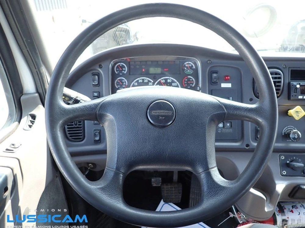 2013 Freightliner M2106