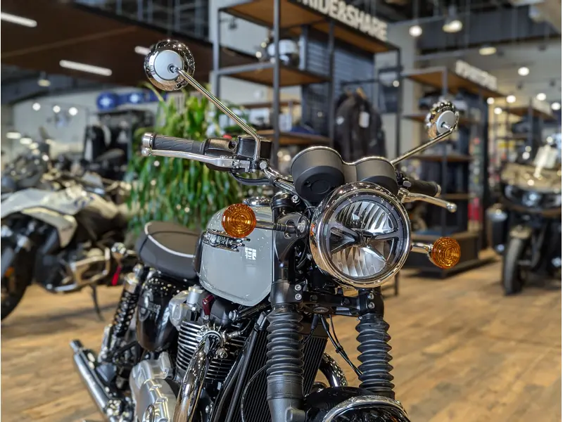 Triumph Bonneville T120 // Stone Grey 2026