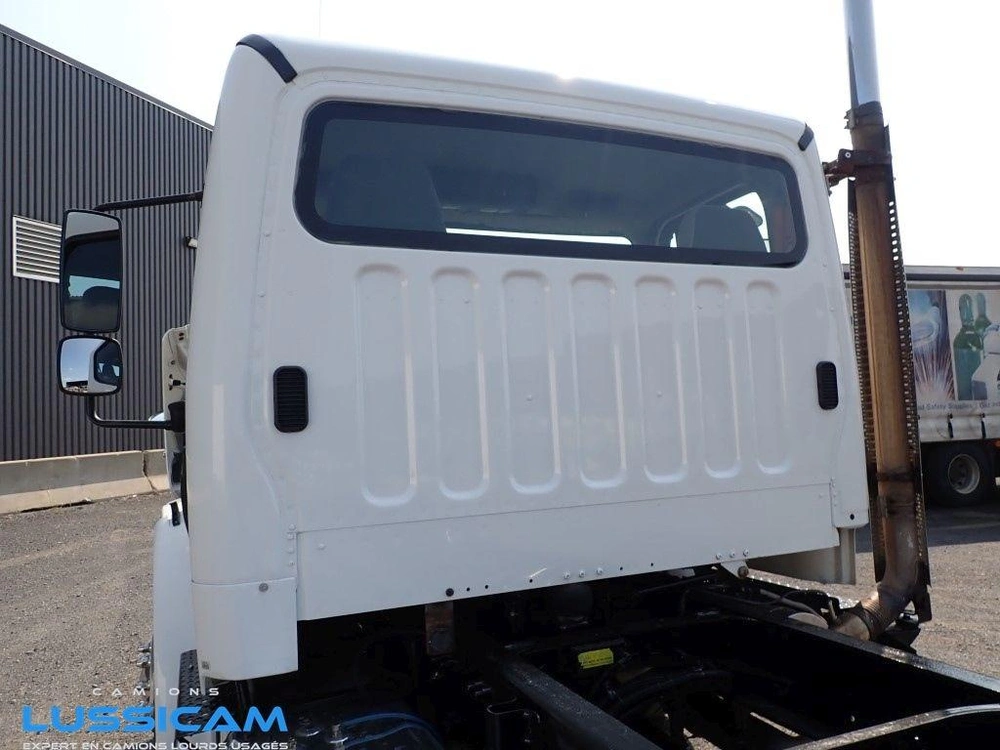 2013 Freightliner M2106