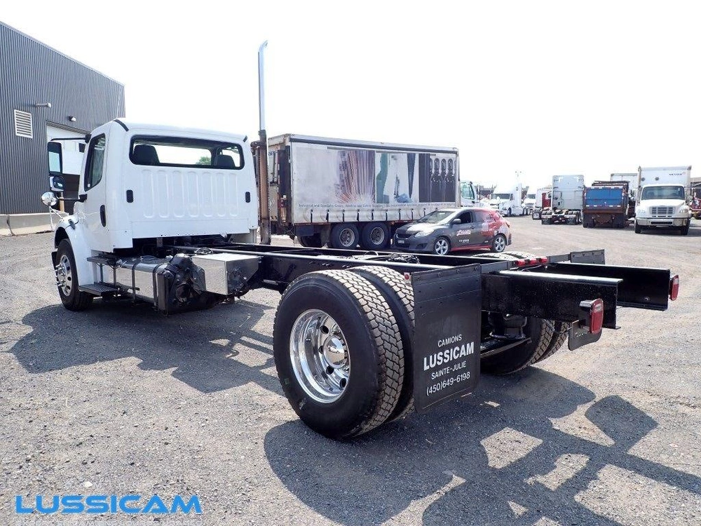 2013 Freightliner M2106