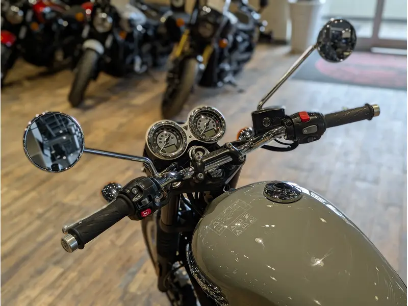 Triumph Bonneville T120 // Stone Grey 2026
