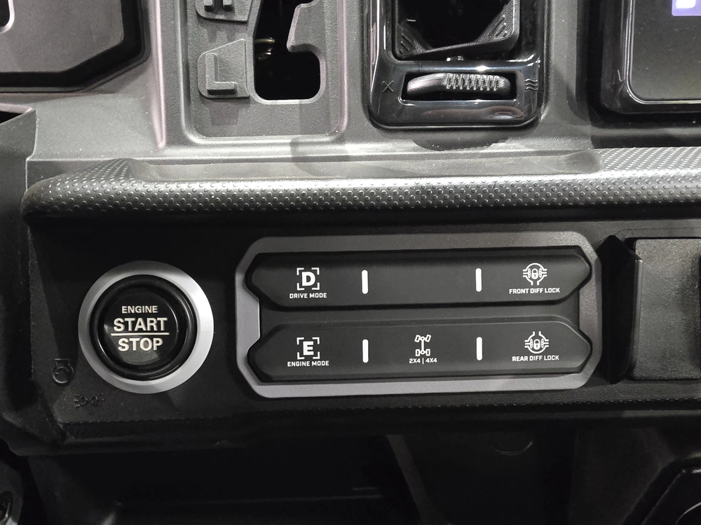 2026 Brp Defender Xt Cab Hd11 With 10.25 In. Infotainment alt