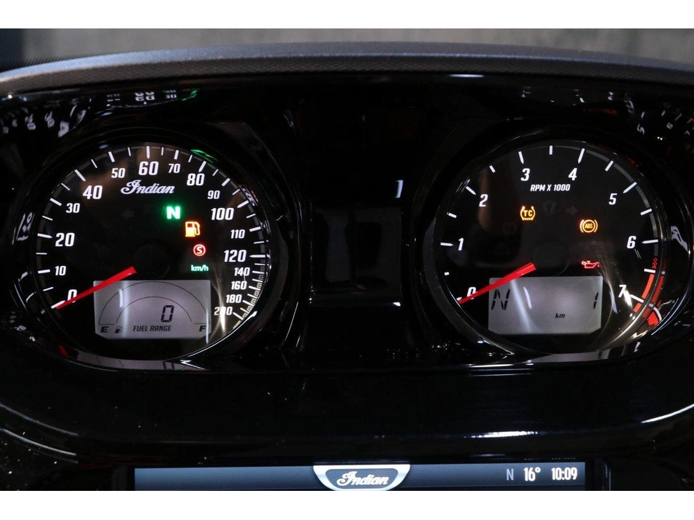 Indian Motorcycle Indian Challenger Dark Horse +112 & Powerband Audio 2026 alt