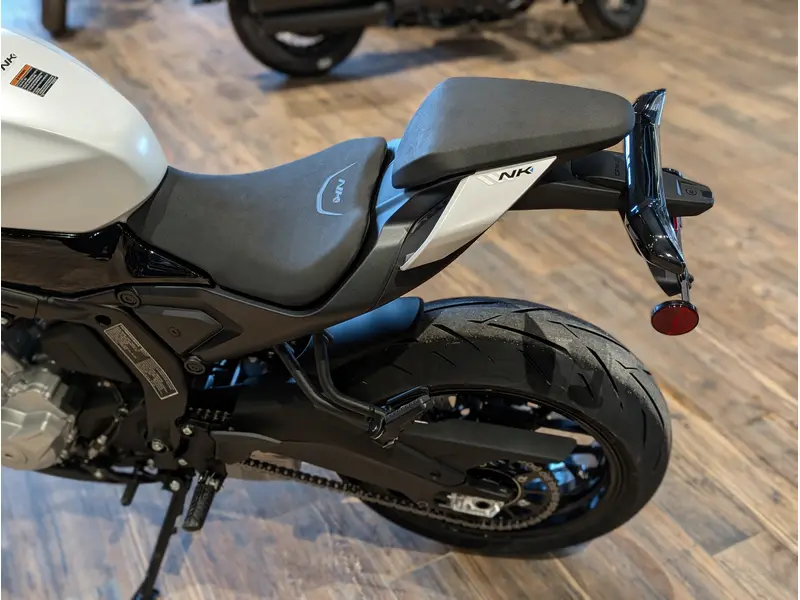 2026 CFMOTO 675NK // Glacier White thumbnail 12