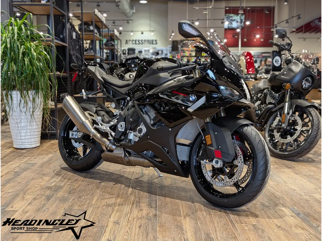 2026 BMW S 1000 RR // Black Storm Metallic 