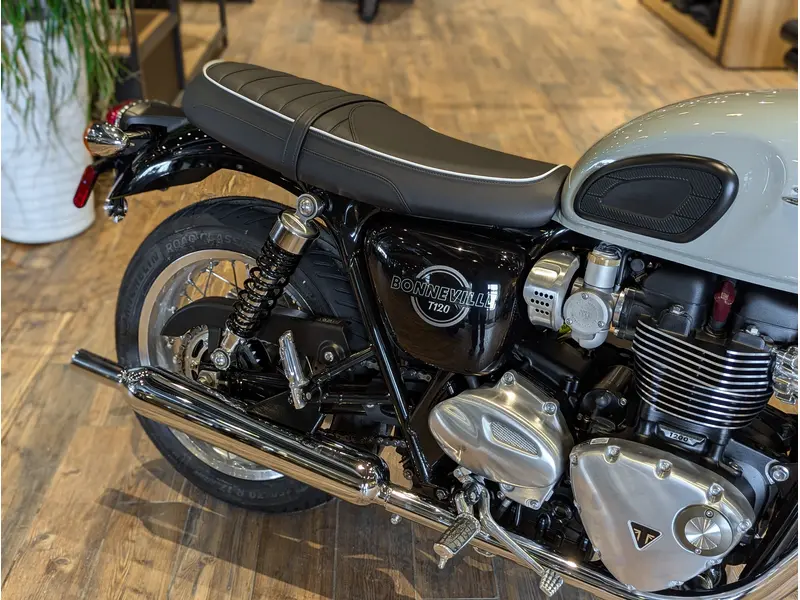 Triumph Bonneville T120 // Stone Grey 2026