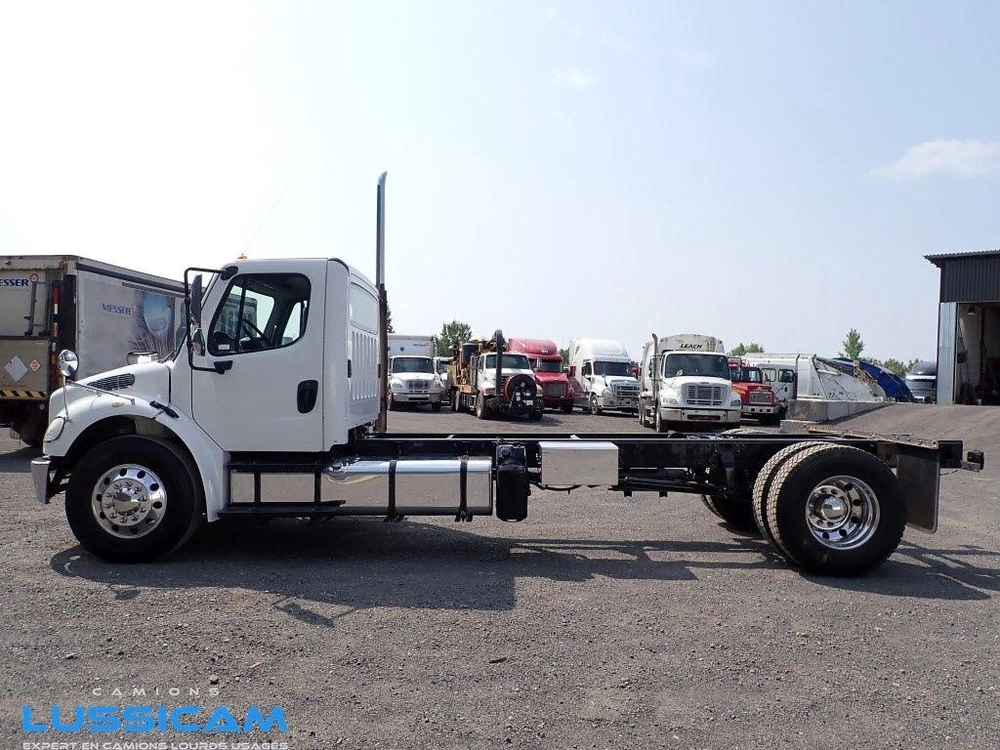 2013 Freightliner M2106