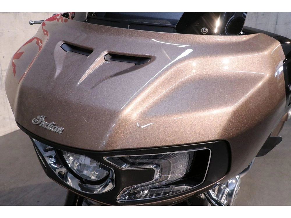 Indian Motorcycle Challenger Limited + 112 & Powerband Audio 2026 alt