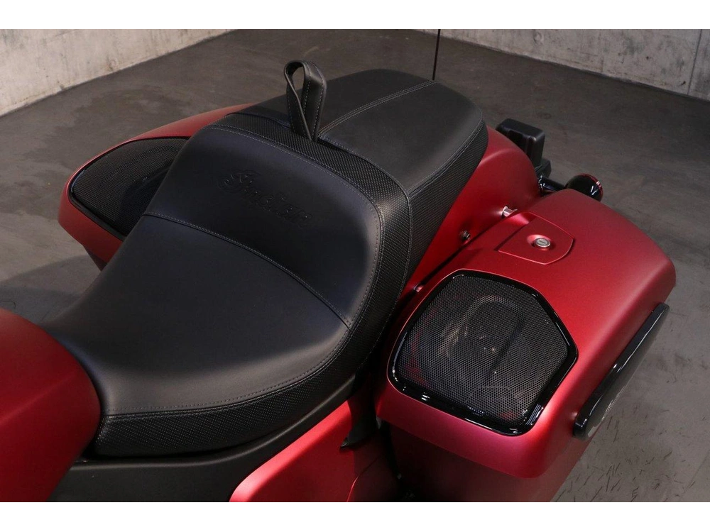 Indian Motorcycle Indian Challenger Dark Horse +112 & Powerband Audio 2026 alt