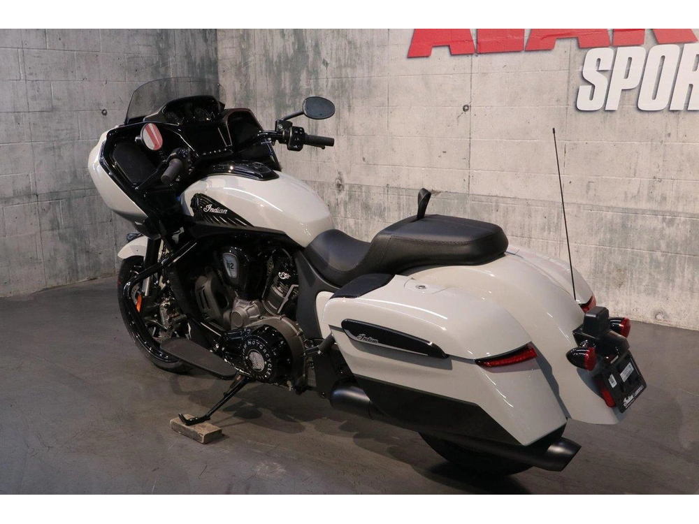 Indian Motorcycle Indian Challenger Dark Horse +112 & Powerband Audio 2026 alt