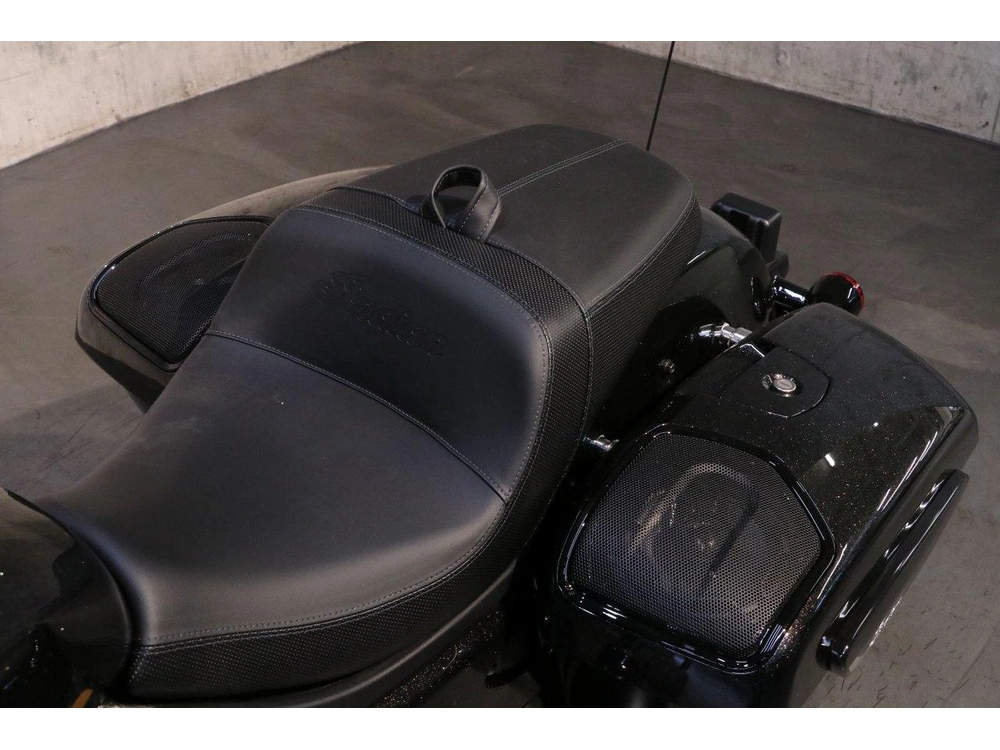 Indian Motorcycle Indian Challenger Dark Horse +112 & Powerband Audio 2026 alt