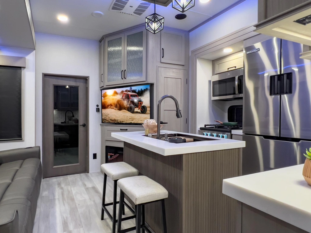 2024 Grand Design Momentum 381ms alt